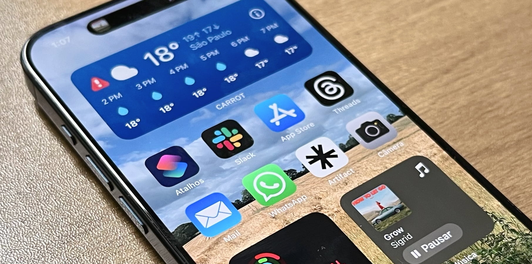 iOS 18 adds a new dynamic wallpaper that changes colors on its own ...